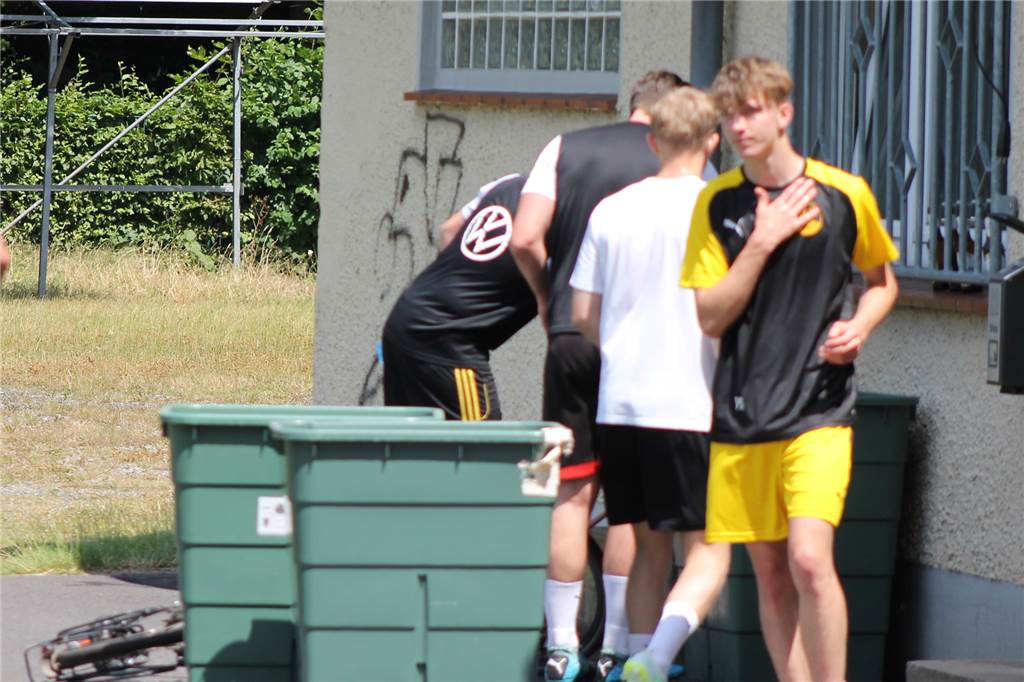 Neu-Trainer Patrick Kulinski schwärmt beim Auftakt vom SuS Kaiserau: „Das ist einfach gigantisch“ Die Wassertonnen durften bei den heißen Temperaturen nicht fehlen.