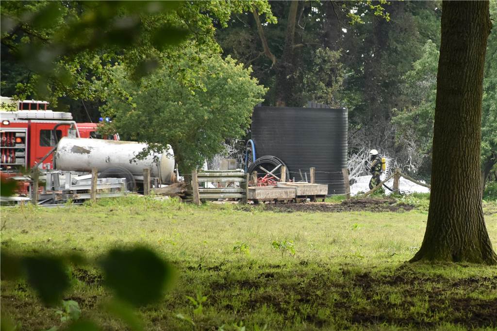 Holzfeuer setzt Reifen in Brand: Feuer auf Hof in Averesch Die Wasserversorgung bei dem Feuerwehreinsatz auf dem Hof im Außenbereich stellte die Feuerwehr vor einige Probleme. Trotzdem bekamen die Einsatzkräfte die Flammen schnell unter Kontrolle.
