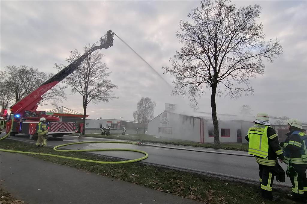 Feuer bei Schley und Wolters: Weerseloer Straße gesperrt Die Weerseloer Straße war im Bereich der Einsatzstelle mehrere Stunden gesperrt.