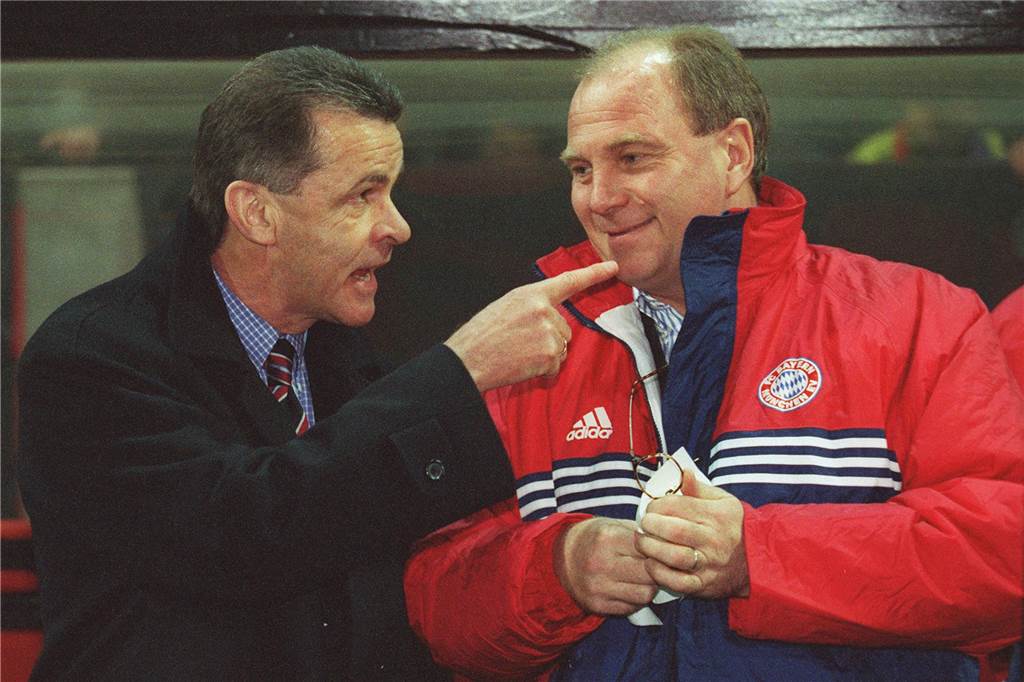 Werner Hansch und Oliver Müller im XXL-Interview: „Was Hitzfeld schaffte, schien unvorstellbar“ Uli Hoeness und Ottmar Hitzfeld sprechen miteinander.