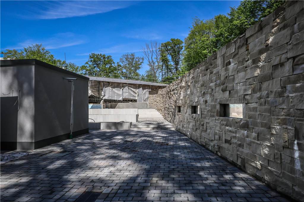 „Es muss nur noch fertig werden“: Blick auf die Robbenanlagen-Baustelle Die Wege zur Zuschauertribüne sind schon angelegt, rechts hinter der Bruchstein-Mauer liegt die künftige Aufzucht-Station für junge Robben.