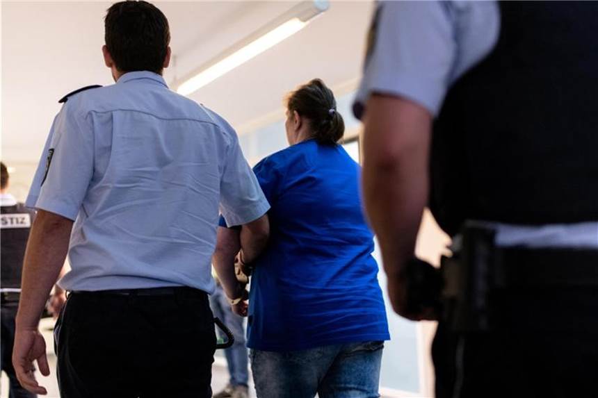 Die Mutter bleibt ein Rätsel Die wegen Kindesmissbrauchs verurteilte Mutter wird nach der Urteilsverkündung aus dem Gerichtssaal gebracht. Foto: Patrick Seeger
