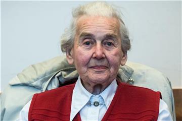 Die wegen Volksverhetzung angeklagte Ursula Haverbeck sitzt im Verhandlungssaal im Landgericht. Foto: Bernd Thissen/Archiv