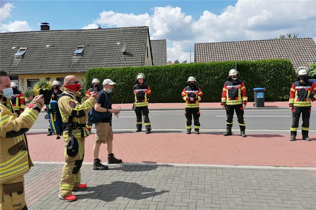 Emotionen und Tränen: Stephan Lendring packt 500 Kilometer-Spenden-Marsch Die Wehr-Kameraden vom Löschzug Nienborg standen für Stephan Lendring Spalier.