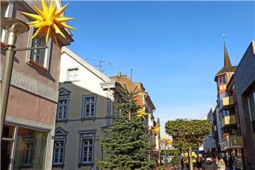 Die Weihnachtsbäume stehen in der Fußgängerzone, die Herrnhuter Sterne sind angebracht. Am 18. November soll der Weihnachtsmarkt beginnen.