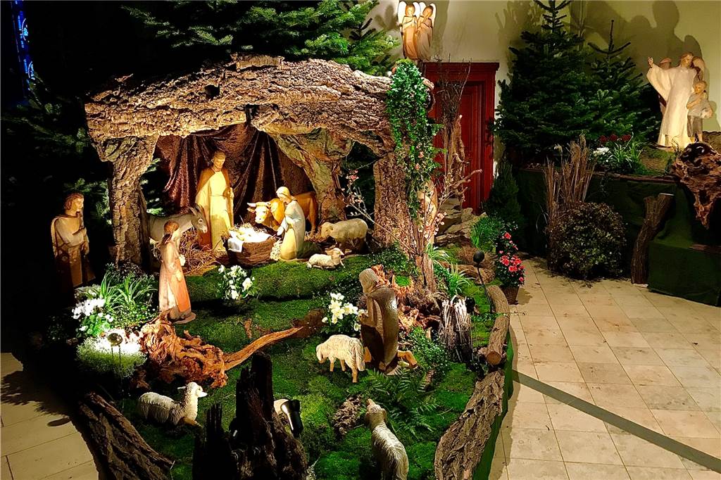Das Jesuskind wartet hinter Schranktüren auf das Weihnachtsfest Die Weihnachtskrippe in der Frohlinder Schutzengelkirche ist eine prächtige Angelegenheit.