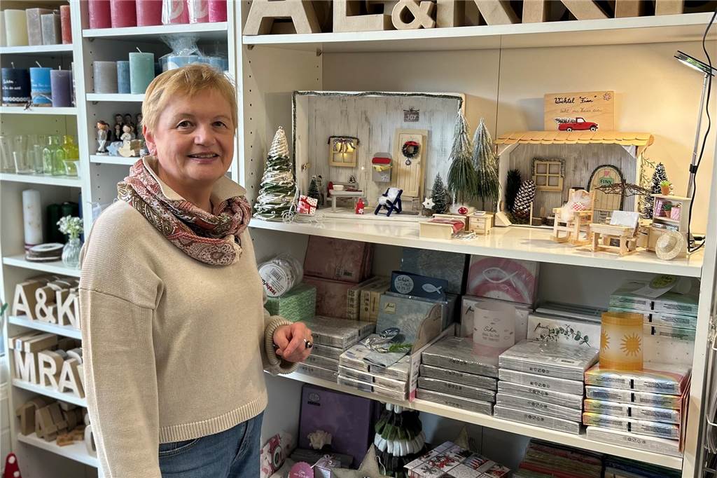 Cilly Albers schließt den Legdener Bastelhof zum Ende des Jahres Cilly Albers steht vor einem Regal mit Weihnachtsartikeln und einer Wichtelstube