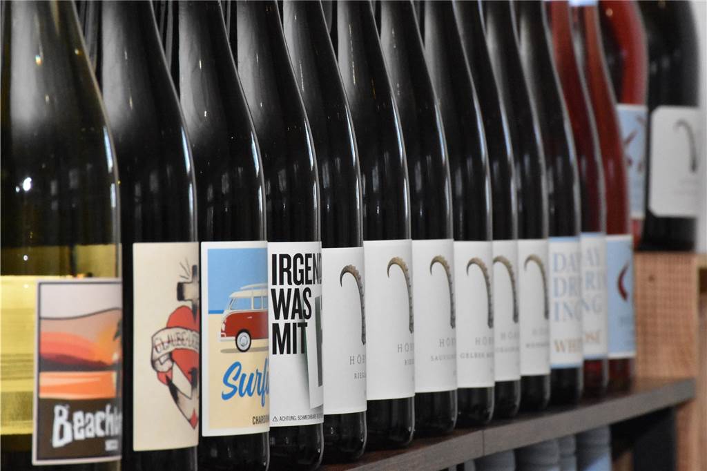 Café, Feinkost, Weinproben: „Taste it“ will alle Geschmäcker bedienen Die Weinauswahl ist groß. Allerdings verkauft Dennis Busscher nur deutsche Weine, weil ihm Regionalität neben der Qualität sehr wichtig ist.
