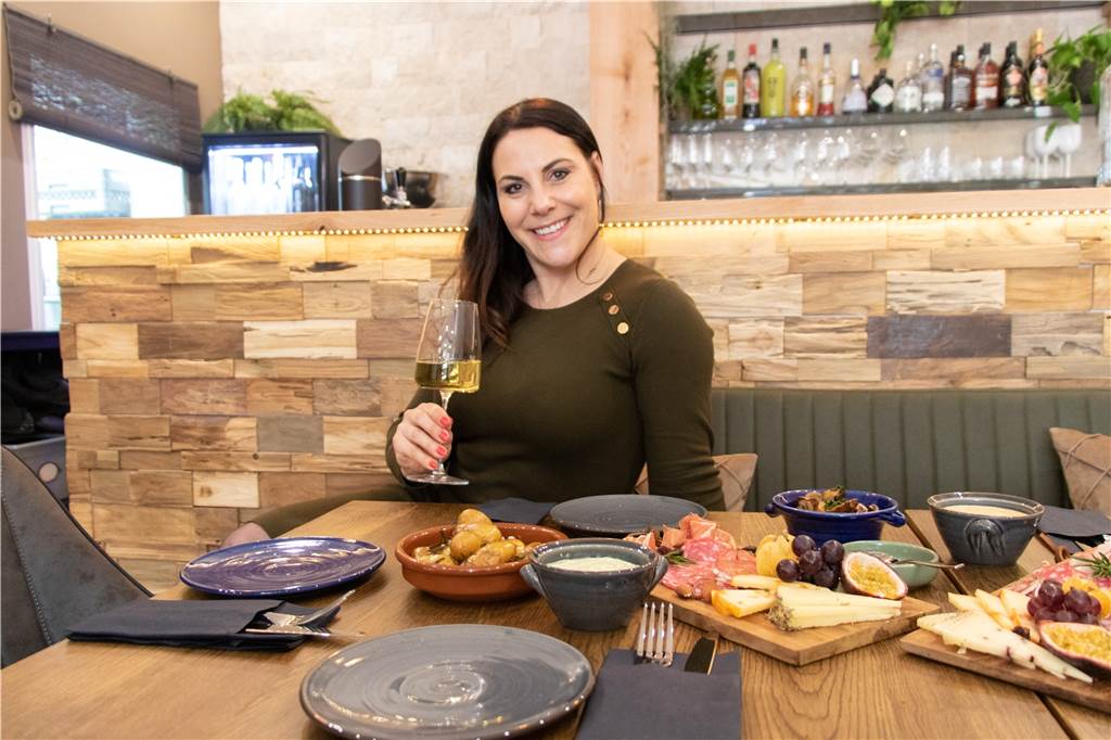 Eröffnung von Ina Coladas Wein- und Tapasbar steht kurz bevor Die Weine auf der Karte sind alle handverlesen. Es gibt eine große Auswahl an Weiß-, Rosé- und Rotwein von der Insel Mallorca.