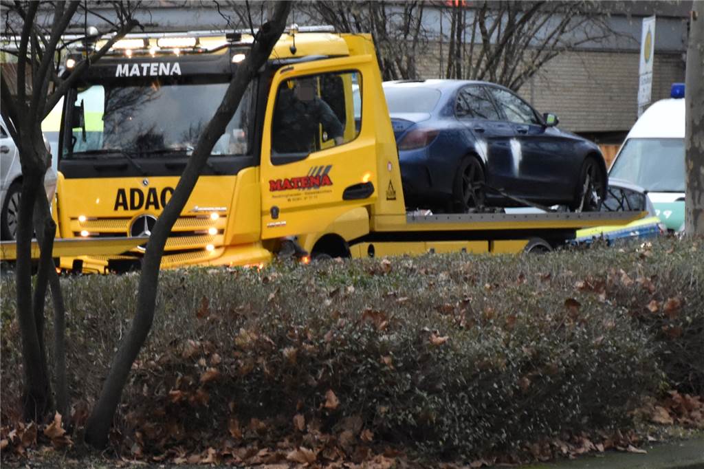 Polizei-Schüsse auf Auto: „Ein Wunder, dass mein Mandant noch lebt“ Mit Abschleppwagen sind zwei Autos zum Tatort gebracht worden.