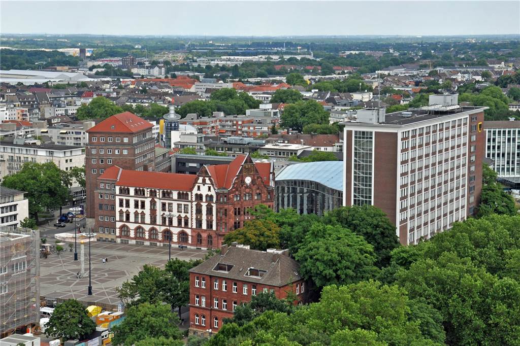Stadt will bis 2025 super digital werden: Hilfe kommt von Adesso Die weitere Digitalisierung in der Öffentlichen Verwaltung - hier der Blick auf das Stadthaus (r.), das Alte Rathaus und den Friedensplatz - ist dringend notwendig. Wesentliche Treiber sind der demografische Wandel, die Ansprüche der Bürgerinnen und Bürger an die Zugänglichkeit und Geschwindigkeit bei der Bearbeitung von Anliegen auf der einen Seite sowie der Wunsch zur Umsetzung „neuer Arbeitsbedingungen“ wie Homeoffice innerhalb der Stadtverwaltung Dortmund auf der anderen. Bis 2025 werden 1,6