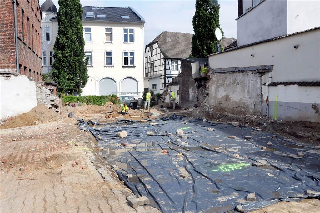 Die weiteren Flächen für die Ausgrabungen sind schon von einem Bagger abgezogen und mit Folie abgedeckt.