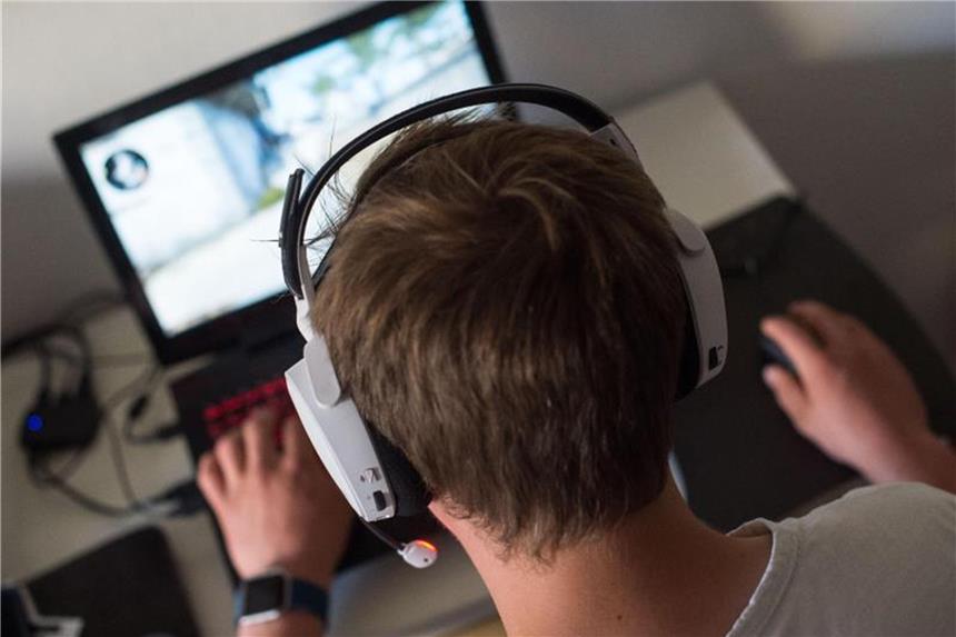 Online-Spielsucht jetzt offiziell als Krankheit anerkannt Die Weltgesundheitsorganisation (WHO) hat exzessives Online-Spielen in ihren Katalog der Krankheiten (ICD-11) aufgenommen. Foto: Lino Mirgeler/Symbolbild
