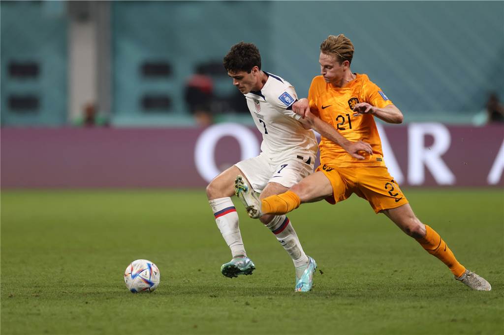 BVB-Mittelfeldspieler Reyna im Stimmungstief: Die vergangenen Wochen haben Spuren hinterlassen Giovanni Reyna im Zweikampf mit Frenkie de Jong.