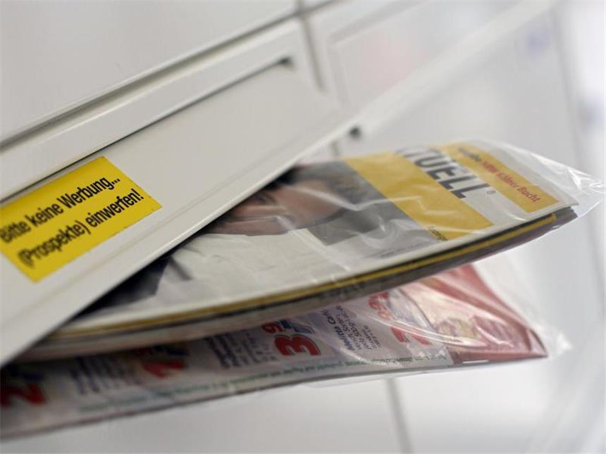 Streit um Postzeitung: Ministerin lobt 18-Jährigen Die Werbezeitung «Einkauf aktuell» wird an mehr als 20 Millionen Haushalte verteilt. Foto: Oliver Berg/Archiv