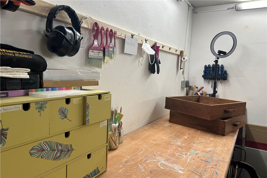 „Ich lasse den Alltag hinter mir“: Wie Julia zu ihrer Kunst gekommen ist Die Werkbank in Julias Werkstatt, auf der sie ihre Materialien und ihr Werkzeug aufbewahrt.