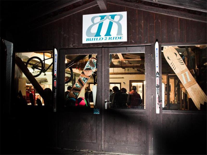 Hightech-Bretter Marke Eigenbau - Zum Skibauen nach Farchant Die Werkstatt der Firma Build2Ride ist in einer alten Schreinerei in Farchant bei Garmisch-Partenkirchen untergebracht. Foto: Build2Ride/David Schaeffler