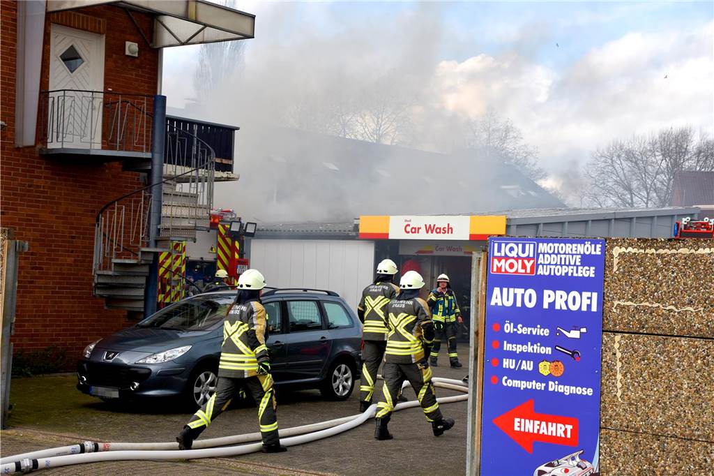 Polizei hat ersten Verdacht zur Brandursache nach dem Werkstatt-Brand Die Werkstatt grenzt im hinteren Bereich an die Gebäude der Shell-Tankstelle. In der Halle war am frühen Donnerstagabend an zwei Autos Feuer ausgebrochen.