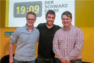 Die Werner Fabian (l.) und Jan Rensmann (r.) konnten sich mit BVB-Verteidiger Sokratis ablichten lassen.
