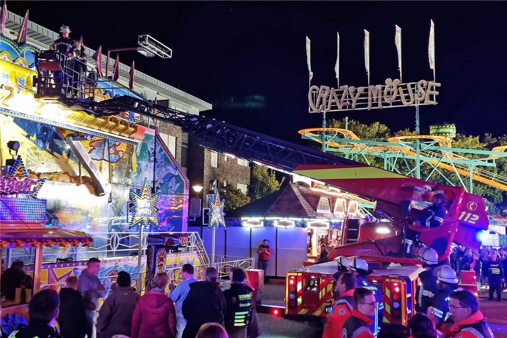 Diese Geschichten wurden in Werne 2023 am häufigsten gelesen Die Werner Feuerwehr rettet die Fährgäste auf der Sim-Jü-Kirmes mit einer Drehleiter.