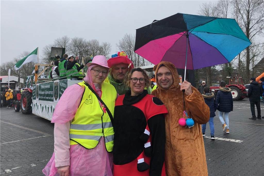 Jecken in Werne feiern bunt-grauen Rosenmontag und strahlen den Regen einfach weg Die Werner Jecken ließen sich die gute Laune nicht vom Wetter vermiesen. Schon vor dem Rosenmontagsumzug hatte es angefangen zu regnen. Auch während der Feier hatte es immer wieder Schauer gegeben.