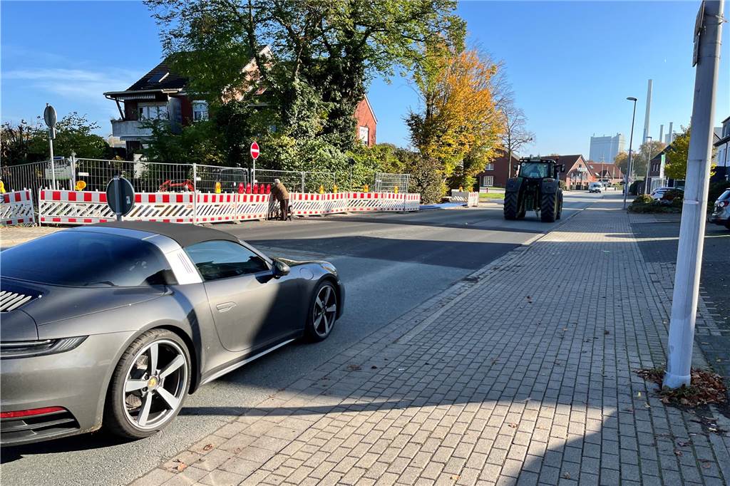 Sorge wegen Verkehrssituation in Stockum: „Das ist ein echter Gefahrenpunkt“ Ein Auto fährt die Werner Straße in Stockum entlang.