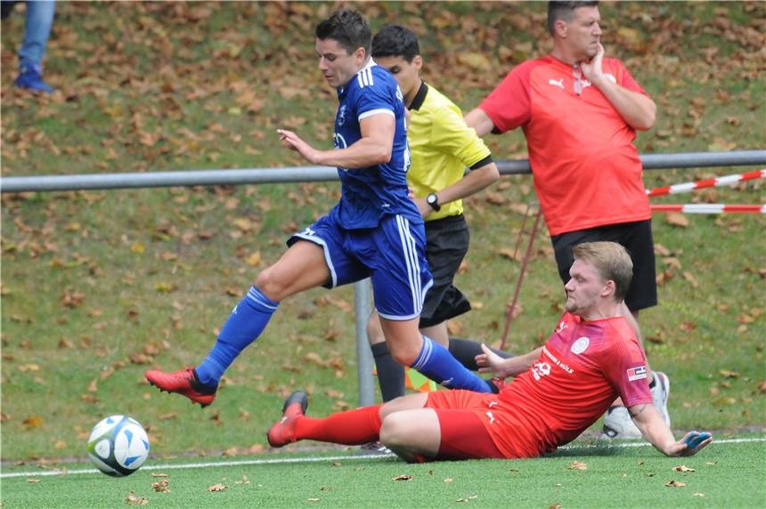 Im Livestream: Westfalenliga-Premiere für Wacker Obercastrop ab 15 Uhr gegen Gerlingen Die Westfalenliga-Premiere des SV Wacker Obercastrop, hier mit Robin Franke (l) am Ball gegen den Hombrucher SV, gibt es hier live zu sehen,