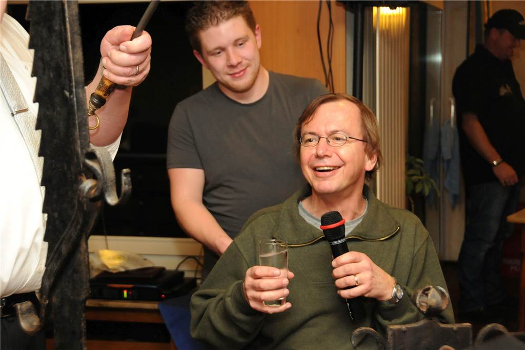 Urgestein der Ruhr Nachrichten: Reinhard Schmitz geht in den Ruhestand Die Westhofener feiern 2013 ihr Sup Peiter, plattdeutsch für „Sauf Peter“. Und Reinhard Schmitz ist mittendrin, muss auf diesem Foto hautnah den Platz vor dem bullernden Kanonenofen kennenlernen.