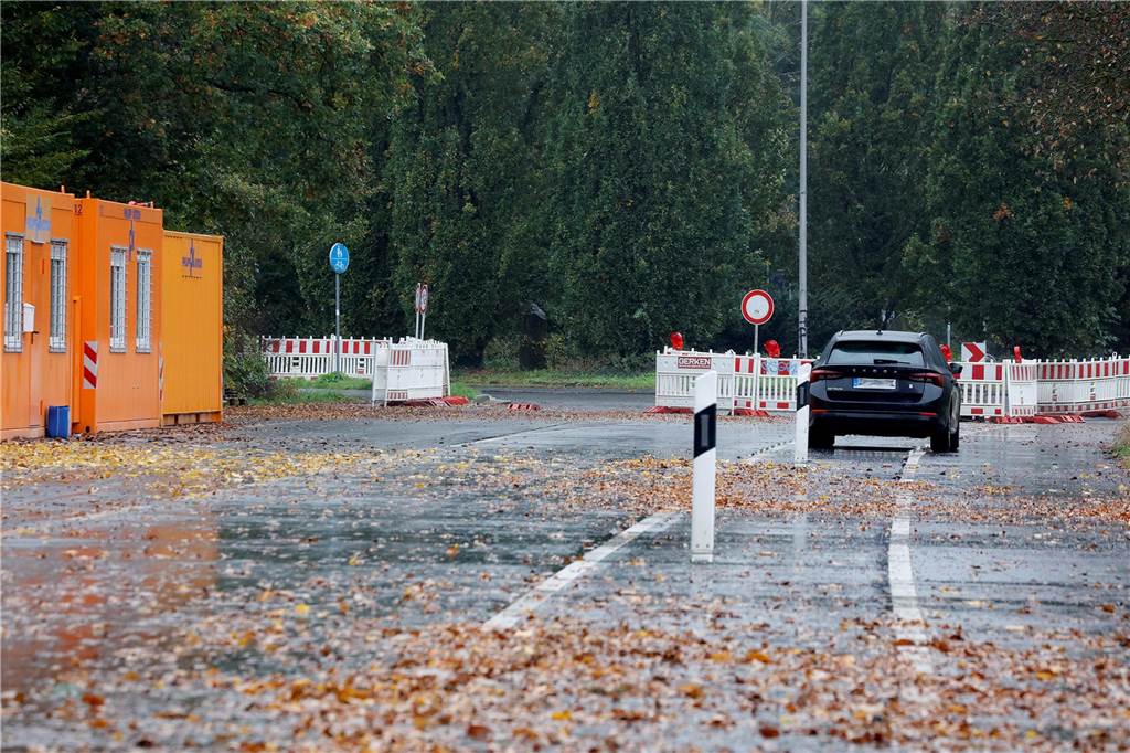 Westicker Straße wird später als geplant freigegeben Herbstlaub liegt auf der Westicker Straße. Am Ende der Straße, kurz vor einem Kreisverkehr, stehen Absperrbaken.