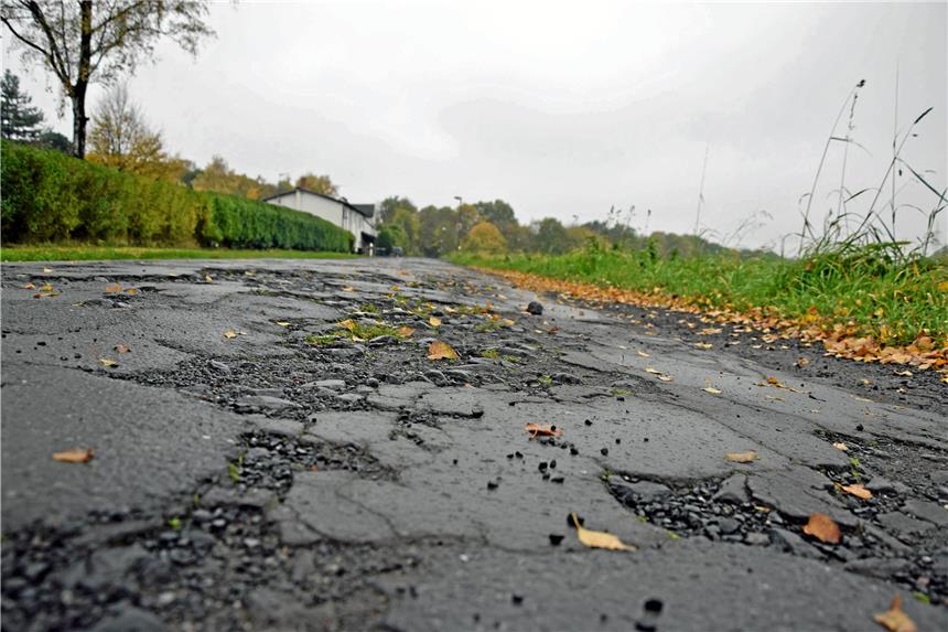 Schlaglochpiste kann richtig teuer werden Die Wewelingstraße zählt den schlimmsten Schotterpisten in unserer Stadt. Sie vernünftig auszubauen, wird nicht gehen.