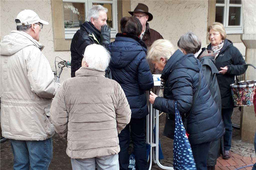 Die WGH sammelt Protest-Unterschriften gegen die Erhebung von Straßenbaubeiträgen Die WGH stieß mit ihrer Aktion auf dem Halterner Wochenmarkt auf reges Interesse.