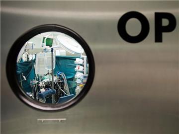 Die WHO empfiehlt: Patienten sollten kurz vor dem Eingriff nicht mehr rasiert werden. Dies ist eine von 29 Maßnahmen zur Eindämmung von Infektionen in der Chirurgie. Foto: Maurizio Gambarini
