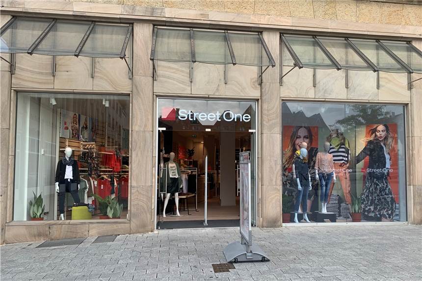 Street One eröffnet in der Altstadt nach Renovierung wieder Die Wieder-Eröffnung von Street One in Castrop-Rauxel war ein voller Erfolg. Storeleitung Heike Stemmer freut sich, endlich wieder ihre Kunden zu begrüßen.