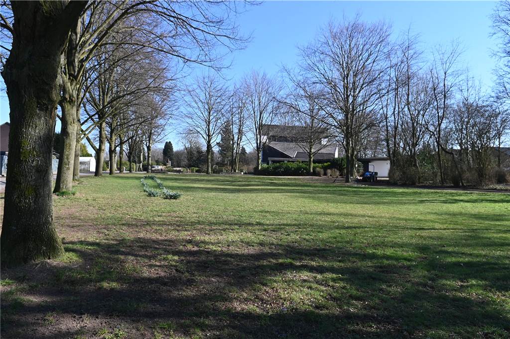 Entwicklungskonzept für Lembeck liegt vor: Die Diskussion ist eröffnet Die Wiese neben der Trauerhalle könnte „Park der Generationen“ werden.