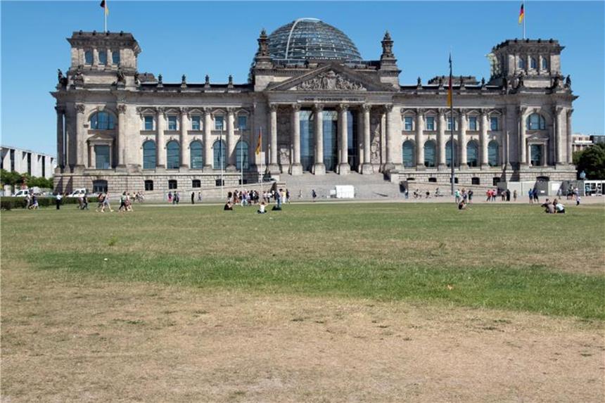 Deutschland - Dürreland: Feld bis Friedhof betroffen Die Wiese vor dem Reichstag ist durch die anhaltende Hitze in großen Teilen verdorrt. Foto: Paul Zinken