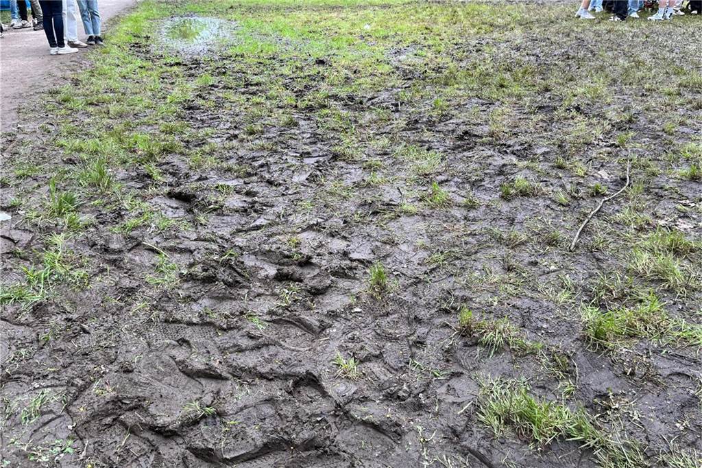 Die Wiese wurde nach und nach schlammiger..