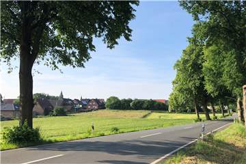 Die Wiesen und Gärten entlang der Merfelder Straße bis hoch zum Biko-Markt sollen bebaut werden. Das Verfahren wird jetzt eingeleitet.