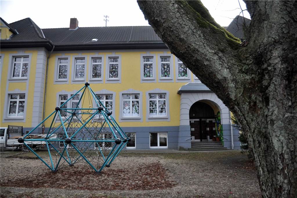 Dorf Rauxel: Eine sehr ruhige Gegend, aber die Geselligkeit fehlt Die Wilhelmschule im Dorf Rauxel steht an der Wilhelmstraße direkt neben der Heilig-Kreuz-Kirche. Das ist der Kern des Dorfes.