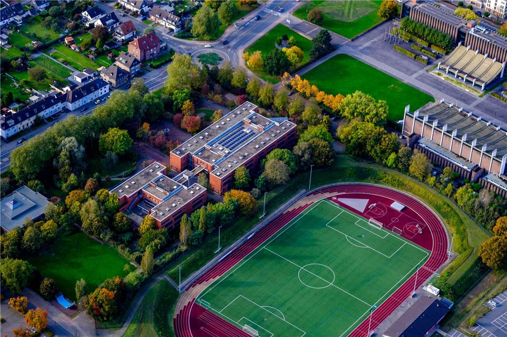 Die Willy-Brandt-Gesamtschule gleich südlich des Stadtmittelpunktes (Europahalle) von Castrop-Rauxel. Hinter dem Schulgebäude liegt das Stadion an der Bahnhofstraße.