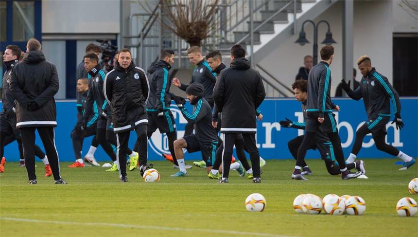 Schalke macht sich auf den Weg nach Orlando Die Winterjacken werden sie wohl zuhause gelassen haben: Am Montagvormittag machte sich der FC Schalke auf den Weg ins Trainingslager nach Orlando, Florida.