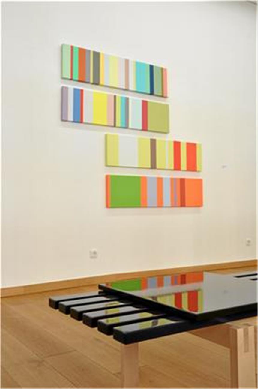 Ausstellung spielt mit Farbe und dem Blick der Besucher Die Wirkung von Michael Graeves farbenreichen Ölgemälden ist, wie bei allen Werken der "Westfarbe"-Ausstellung, stark von den Arbeiten in dessen Umgebung abhängig.