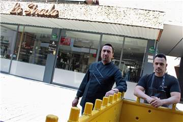 Die Wirte Salvatore Pisanelli von der Tapas Bar Mediterraneo (l.) und Toni Macculi von der Pizzeria La Strada wollten eine Verschiebung der Baustelle vor ihrer Haustür. Dem stimmt der Bürgermeister jetzt zu.