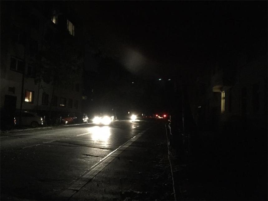 Straßenlaternen in Dorsten und vielen Städten ausgefallen Die Wittekindstraße in Dortmund wird nur von den Auto-Scheinwerfern beleuchtet. Die Straßenbeleuchtung ist ausgefallen.