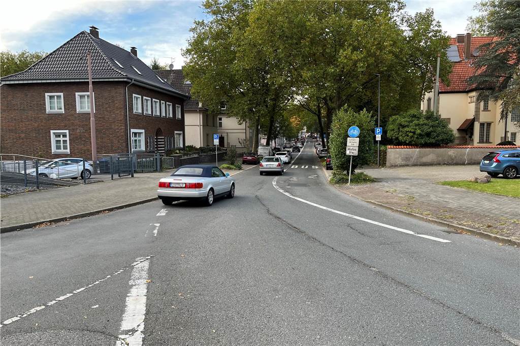 Sieben Orte: Fahrlehrer Matthias Müller weiß, wo Autofahrer Fehler machen Die Wittener Straße wird in der Altstadt zur Einbahnstraße mit zwei Spuren. Rechts dürfen nur Busse und Fahrräder fahren. Besonders auswärtige Autofahrer werden davon teils überrascht.