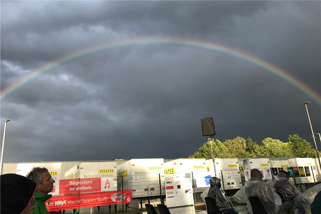 Bei der Premiere der WLT-Rock-Revue „Musikladen“ regnet es Retro-Hits Die WLT-Premieren-Besucher wurden nicht nur von den Darstellern und der Musik beglückt, sondern auch von einem wunderschönen Regenbogen.
