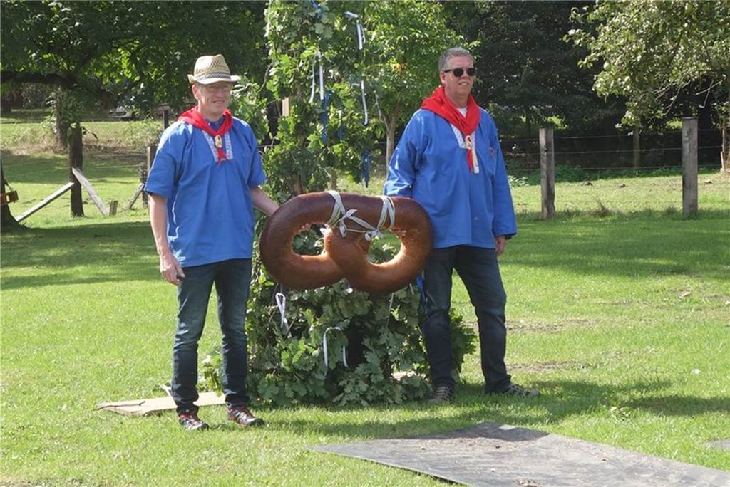 Schützen feierten Geisterfest - etwas Stimmung, viel Wehmut Die Wöller Jungs feierten am Wochenende ihr eigenes kleines Brezelfest auf dem Hof Knipping.