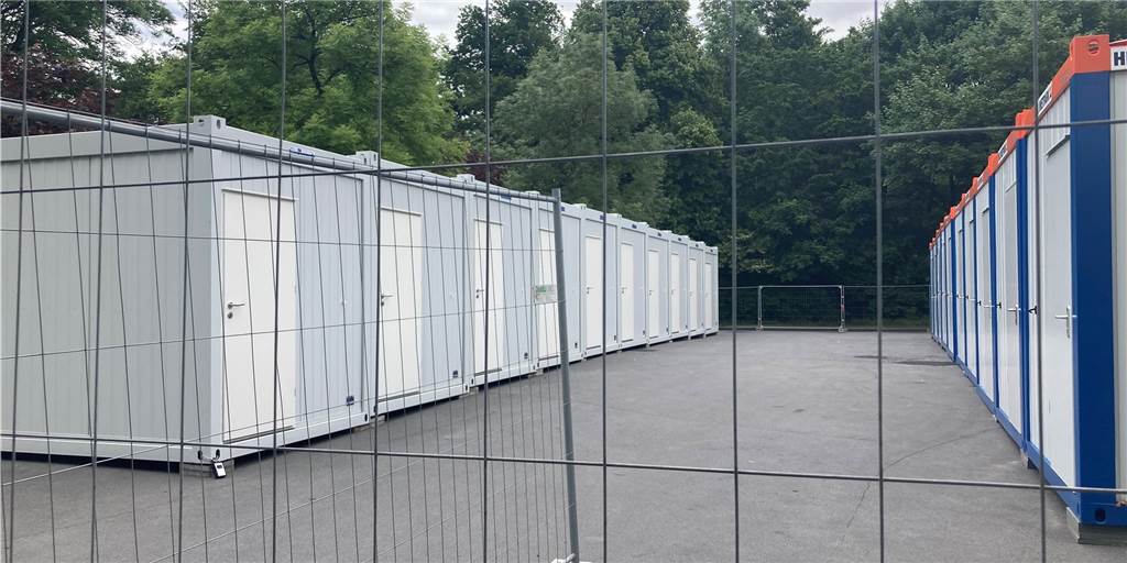 Container angekommen: Flüchtlingsunterkünfte am Cappenberger See aufgebaut Die Wohncontainer für Flüchtlinge sind auf dem Parkplatz am Cappenberger See aufgestellt worden. Die kurzfristige Lösung ist durch eine Dringlicheitsentscheidung des Bürgermeisters möglich. Die Politik sieht zwar die Notwendigkeit, ist aber dennoch sauer.