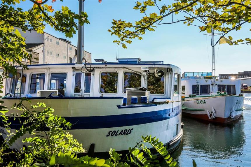 Flüchtlings-Wohnschiffe müssen auf Umbau warten Die Wohnschiffe im Dortmunder Hafen bieten Platz für 180 Flüchtlinge.