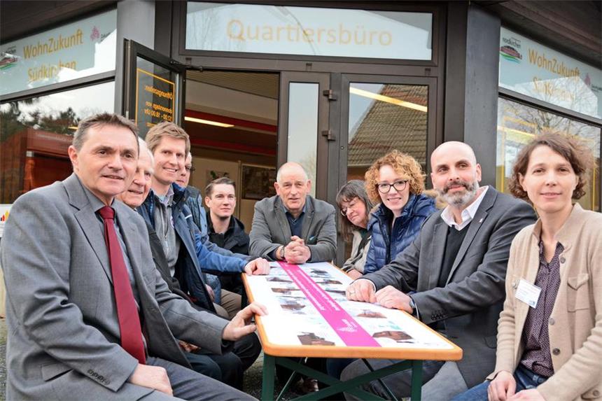 Hauseigentümer bekommen jetzt Vor-Ort-Beratung Die Wohnstrukturen des Ortsteils Südkirchen stehen im Fokus des neuen Quartiersbüros an der UnterstraÃ?e. Am Donnerstag wurde es offiziell eröffnet. Bei der Eröffnung war unter anderem Bürgermeister Dietmar Bergmann (l.) und die neue Quartiersmanagerin Adriana Haberer (r.) dabei.