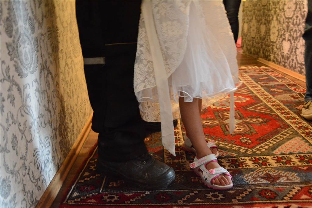 Familie geht über alles, Platz spielt keine Rolle: Aus dem Leben von Zuwanderern Die Wohnung der Großfamilie ist bunt. Wände und Böden konkurrieren um die Aufmerksamkeit der Betrachter.